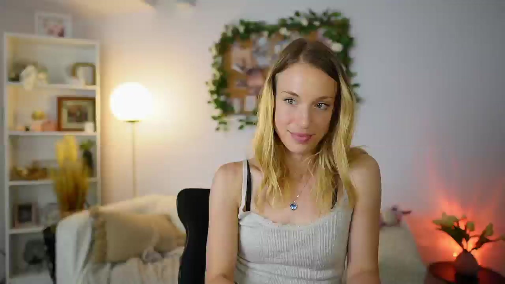 Gallery image thumbnail from April_Rose_'s myfreecams stream on, 06/05/2025, 11:13 image 15 of 20