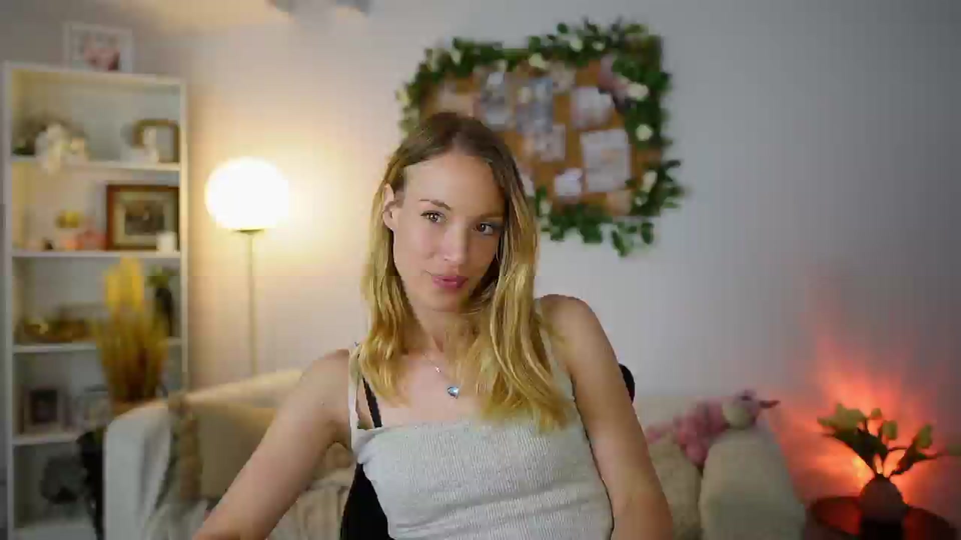 Gallery image thumbnail from April_Rose_'s myfreecams stream on, 06/05/2025, 11:13 image 6 of 20