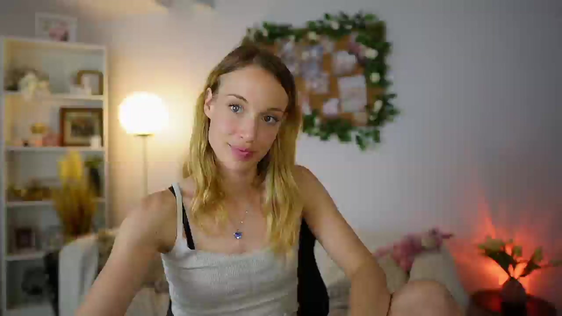 Gallery image thumbnail from April_Rose_'s myfreecams stream on, 06/05/2025, 11:13 image 11 of 20