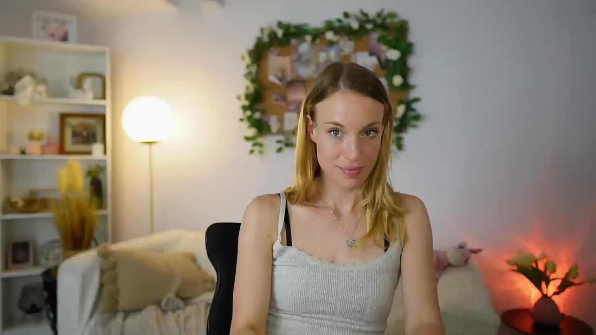 Gallery image thumbnail from April_Rose_'s myfreecams stream on, 06/05/2025, 12:26 image 10 of 20