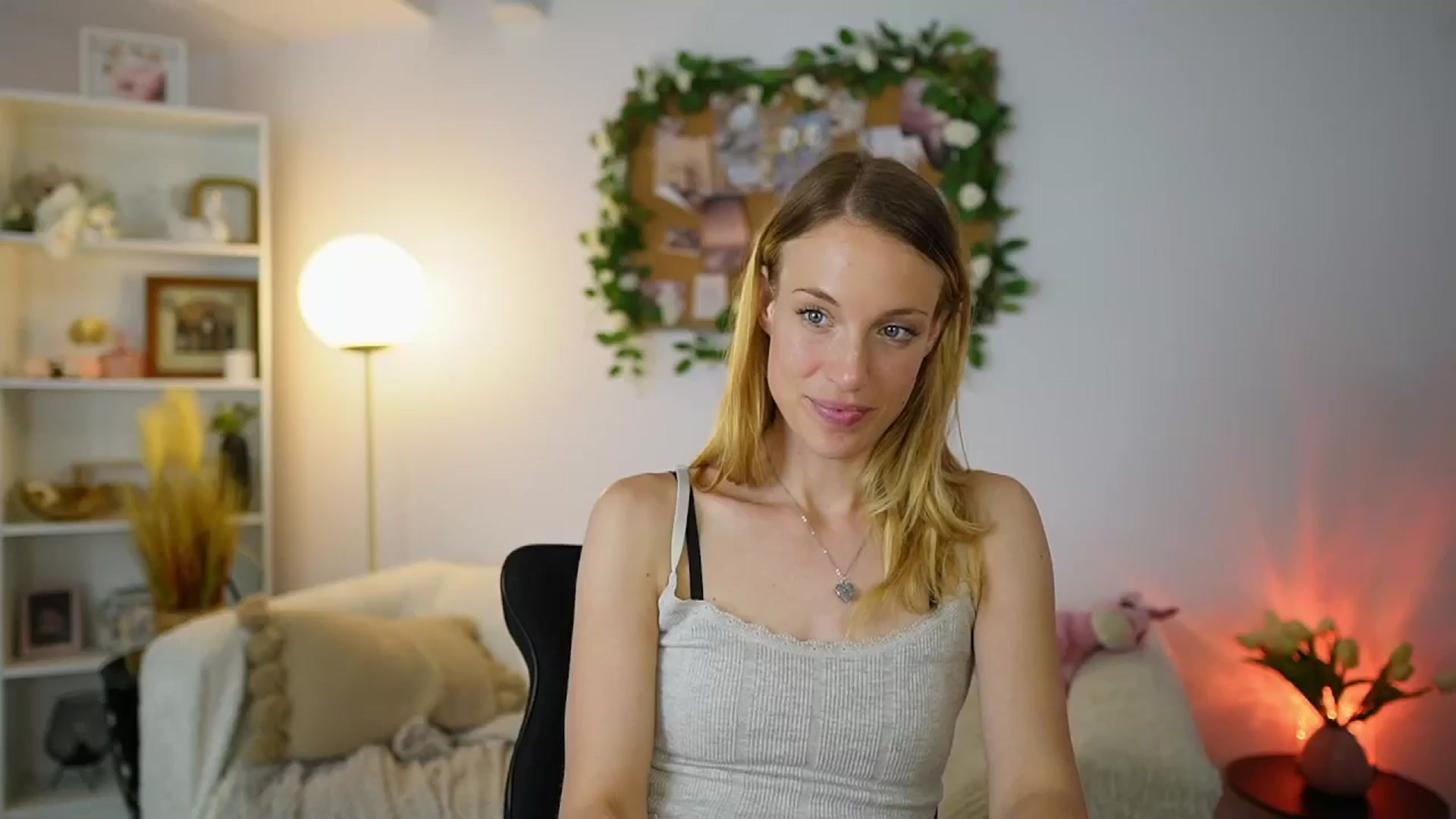 Gallery image thumbnail from April_Rose_'s myfreecams stream on, 06/05/2025, 12:26 image 11 of 20