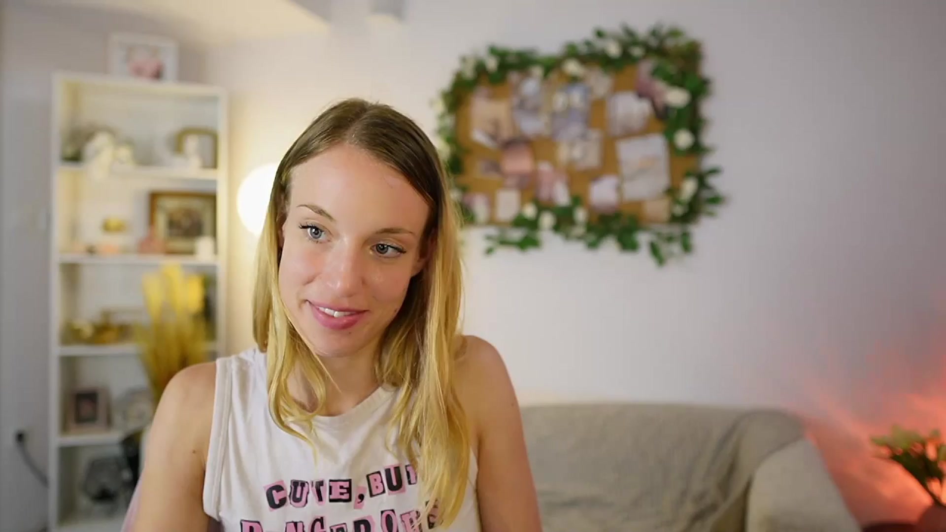 Gallery image thumbnail from April_Rose_'s myfreecams stream on, 06/06/2025, 12:46 image 17 of 20