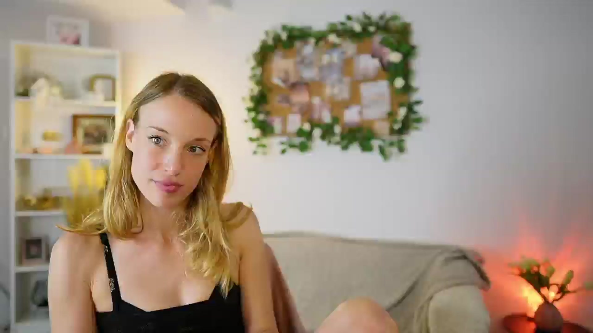 Gallery image thumbnail from April_Rose_'s myfreecams stream on, 06/07/2025, 12:15 image 19 of 20