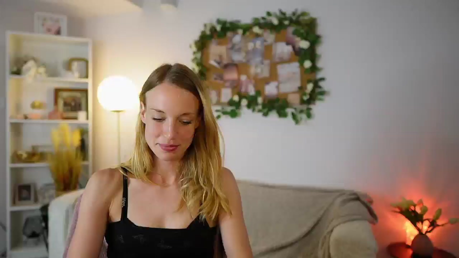 Gallery image thumbnail from April_Rose_'s myfreecams stream on, 06/07/2025, 12:15 image 1 of 20