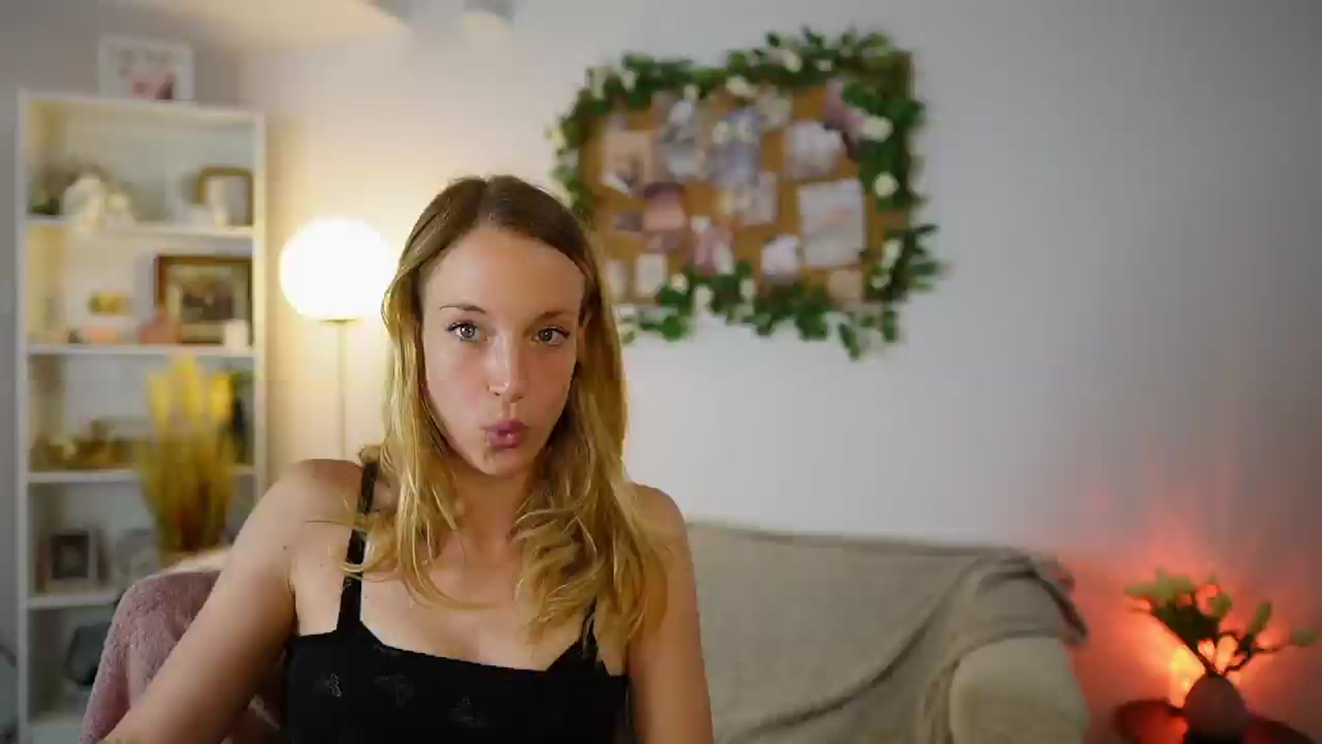 Gallery image thumbnail from April_Rose_'s myfreecams stream on, 06/07/2025, 12:15 image 11 of 20