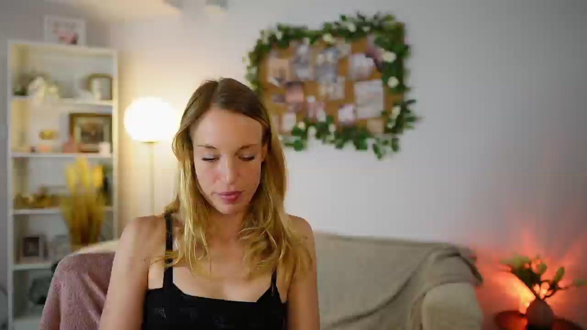 Gallery image thumbnail from April_Rose_'s myfreecams stream on, 06/07/2025, 12:15 image 13 of 20