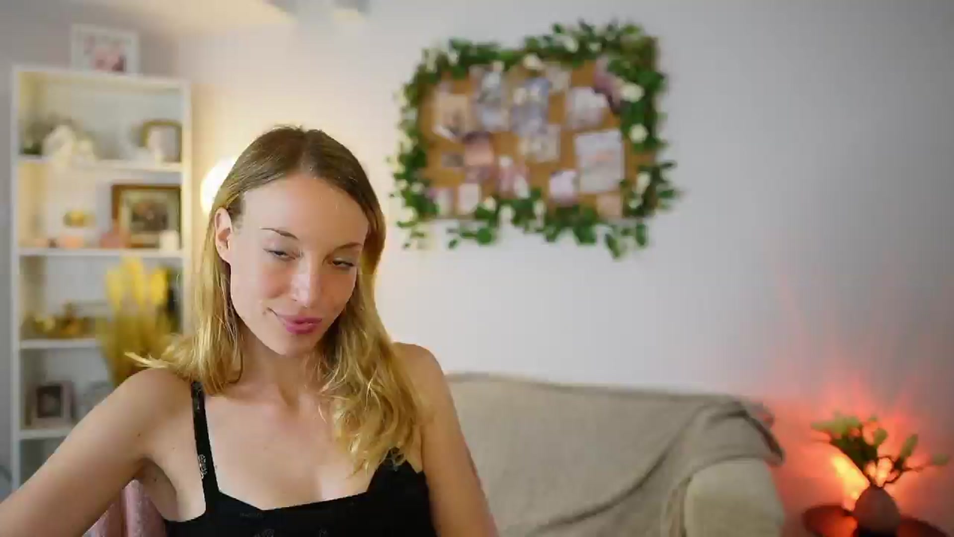 Gallery image thumbnail from April_Rose_'s myfreecams stream on, 06/07/2025, 12:15 image 17 of 20