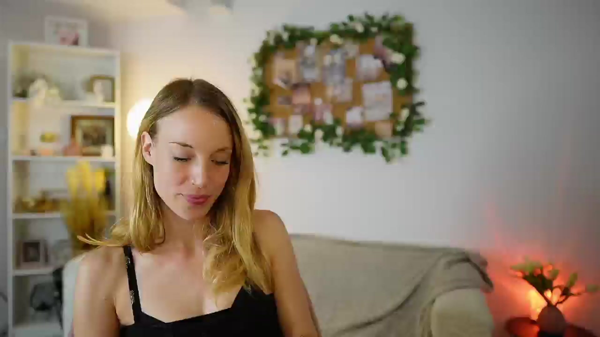 Gallery image thumbnail from April_Rose_'s myfreecams stream on, 06/07/2025, 12:15 image 18 of 20