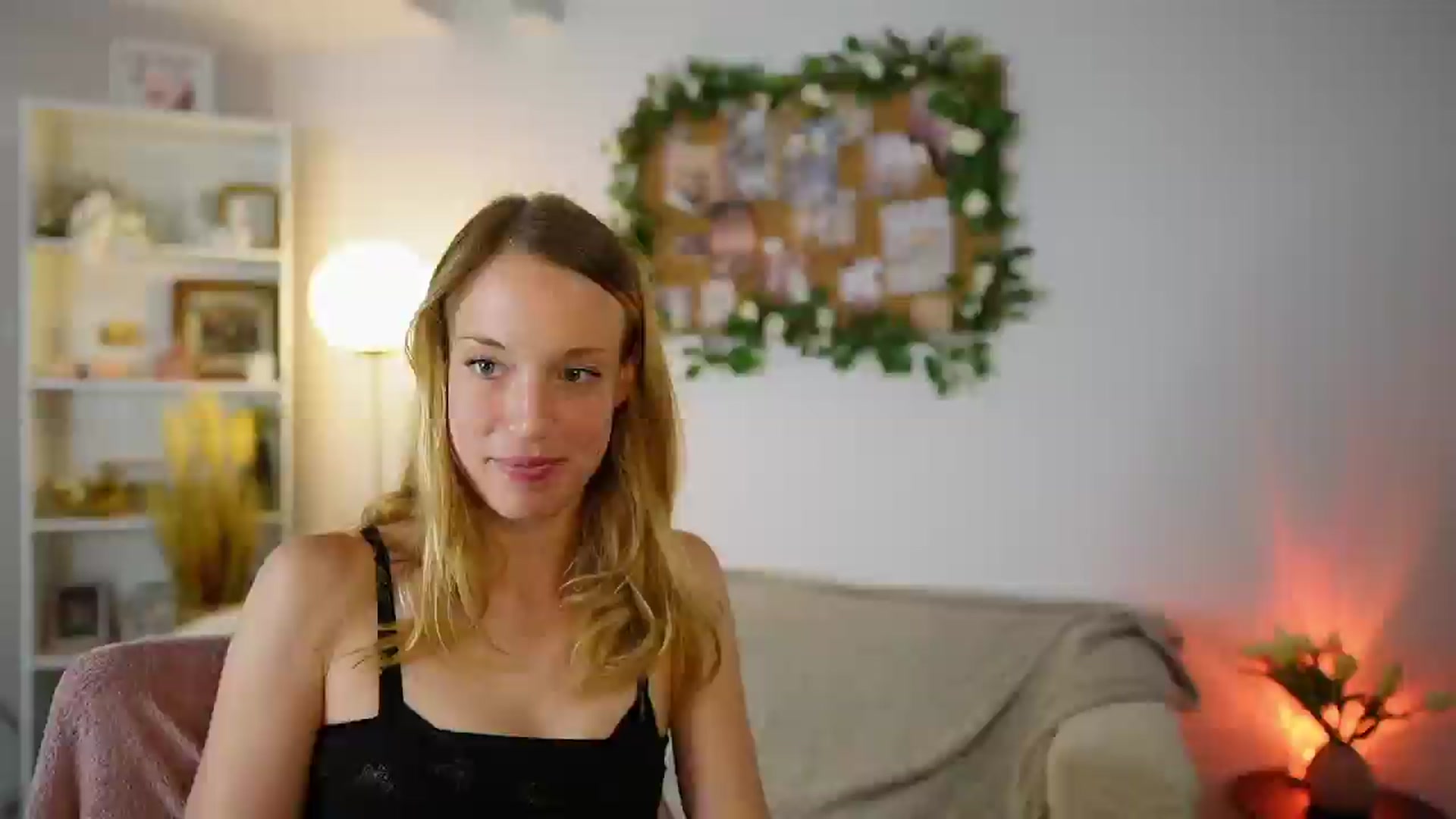 Gallery image thumbnail from April_Rose_'s myfreecams stream on, 06/07/2025, 12:15 image 14 of 20