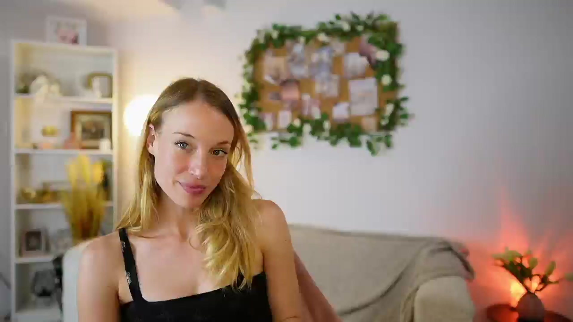 Gallery image thumbnail from April_Rose_'s myfreecams stream on, 06/07/2025, 13:45 image 10 of 20