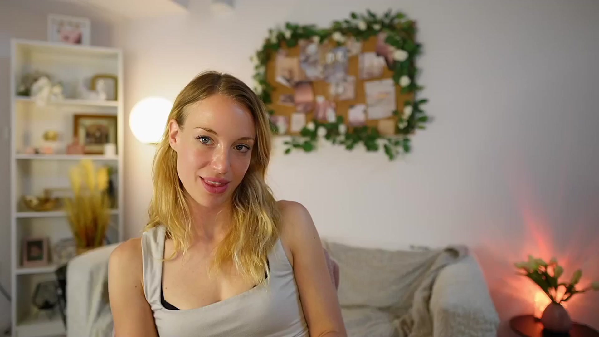 Gallery image thumbnail from April_Rose_'s myfreecams stream on, 06/08/2025, 09:08 image 3 of 20