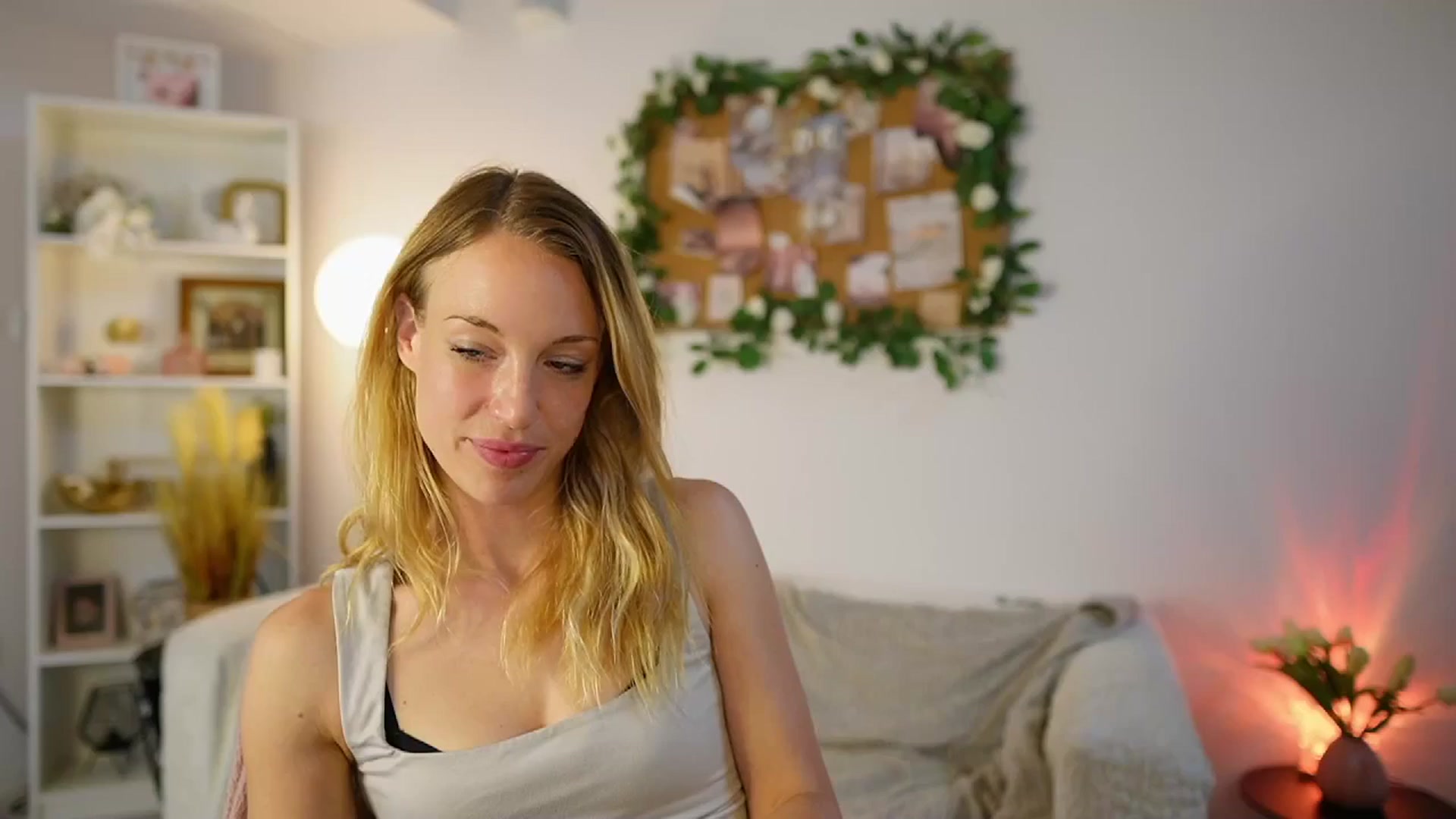 Gallery image thumbnail from April_Rose_'s myfreecams stream on, 06/08/2025, 09:08 image 9 of 20