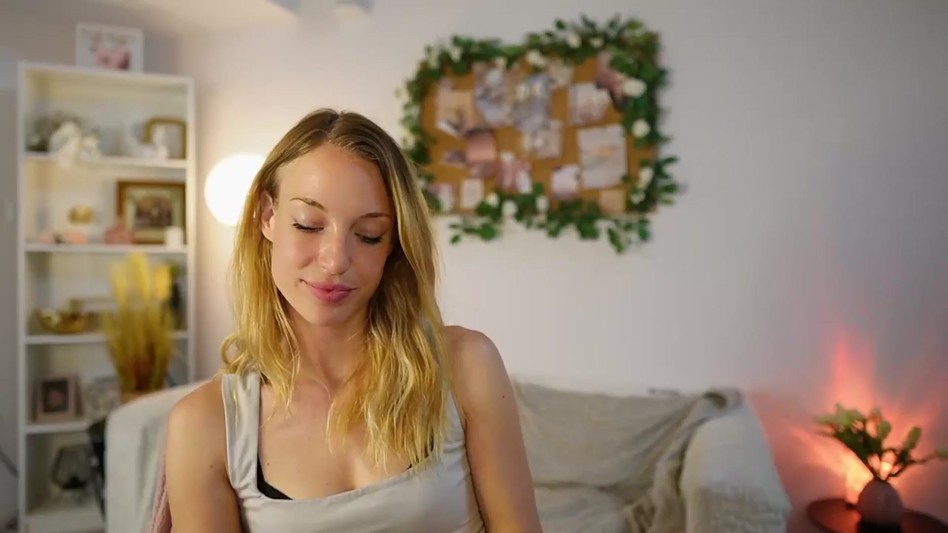 Gallery image thumbnail from April_Rose_'s myfreecams stream on, 06/08/2025, 09:08 image 10 of 20