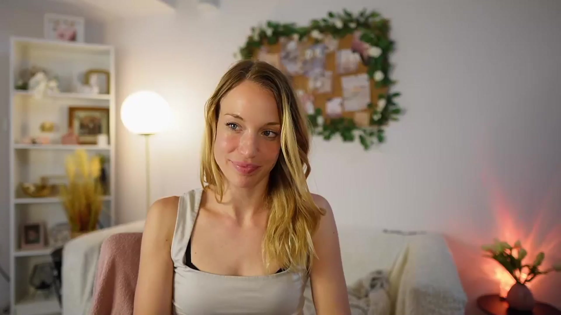 Gallery image thumbnail from April_Rose_'s myfreecams stream on, 06/08/2025, 10:09 image 20 of 20