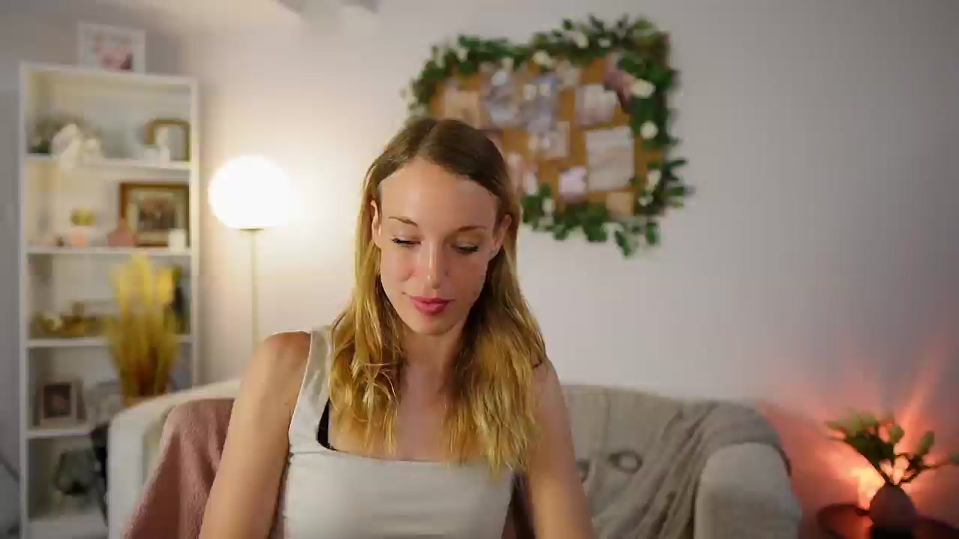 Gallery image thumbnail from April_Rose_'s myfreecams stream on, 06/08/2025, 12:29 image 14 of 20