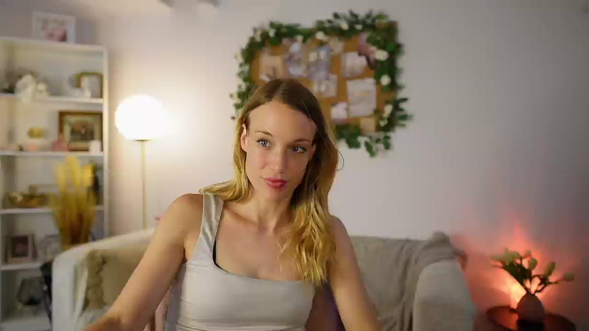 Gallery image thumbnail from April_Rose_'s myfreecams stream on, 06/08/2025, 14:05 image 3 of 20