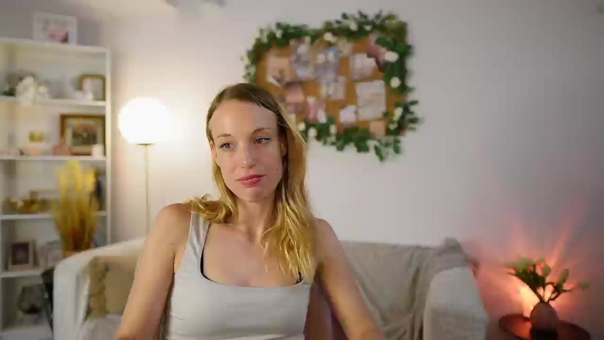 Gallery image thumbnail from April_Rose_'s myfreecams stream on, 06/08/2025, 14:05 image 6 of 20