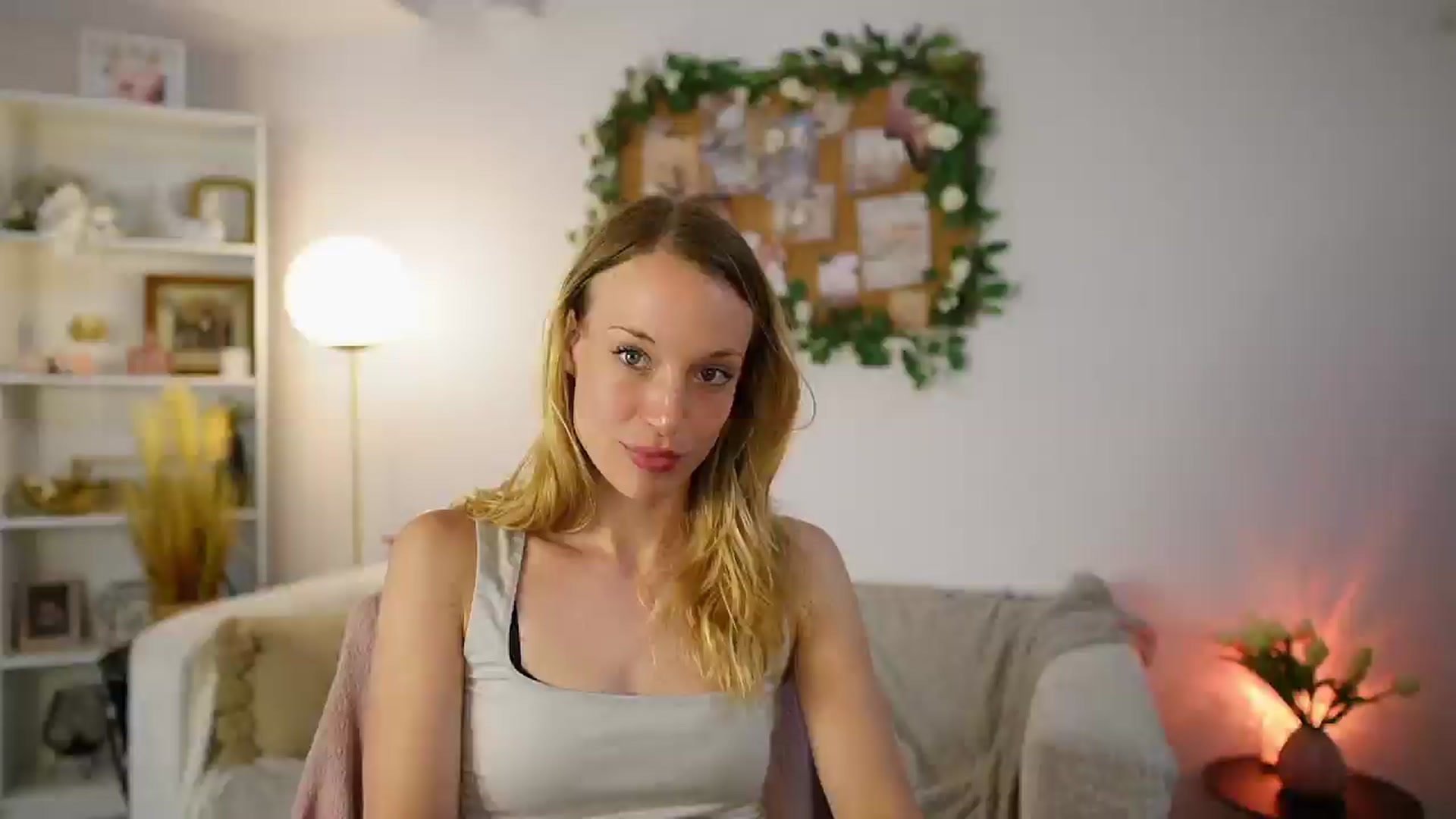 Gallery image thumbnail from April_Rose_'s myfreecams stream on, 06/08/2025, 14:05 image 5 of 20