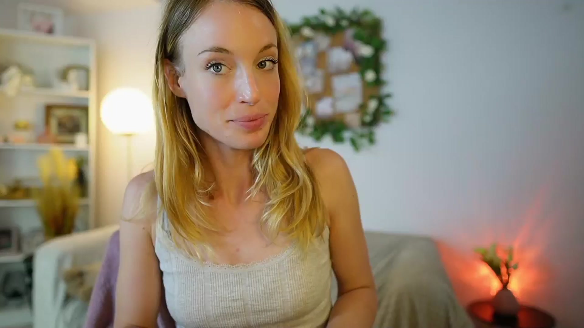 Gallery image thumbnail from April_Rose_'s myfreecams stream on, 06/12/2025, 12:04 image 16 of 20