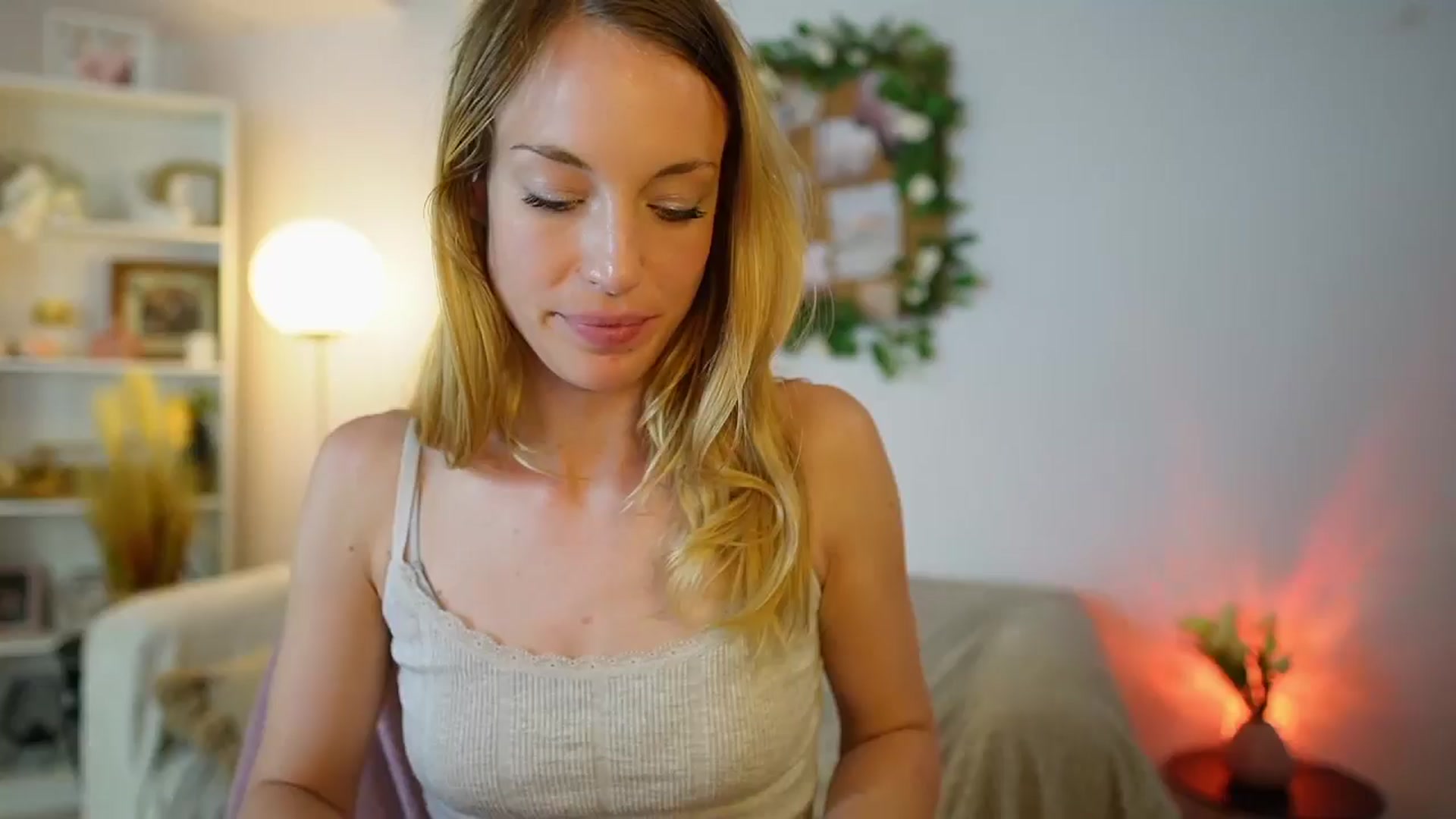 Gallery image thumbnail from April_Rose_'s myfreecams stream on, 06/12/2025, 12:04 image 12 of 20