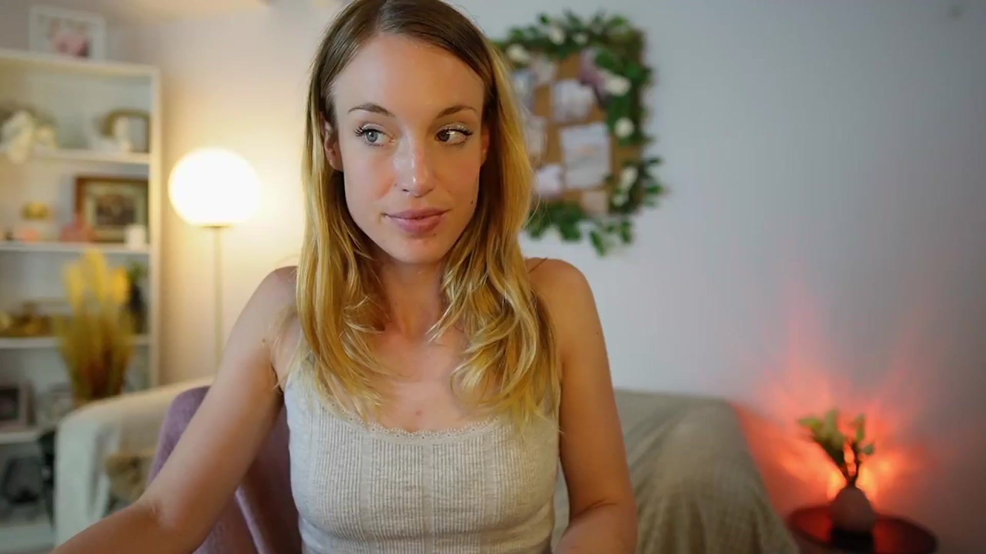 Gallery image thumbnail from April_Rose_'s myfreecams stream on, 06/12/2025, 12:04 image 19 of 20