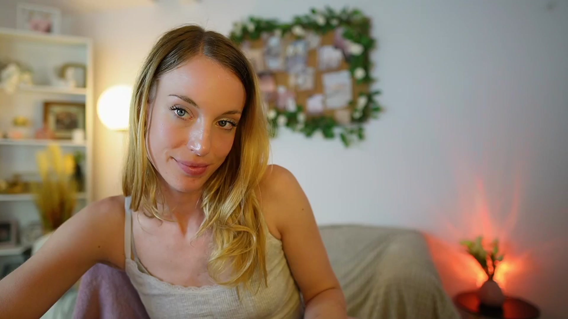 Gallery image thumbnail from April_Rose_'s myfreecams stream on, 06/12/2025, 12:04 image 6 of 20