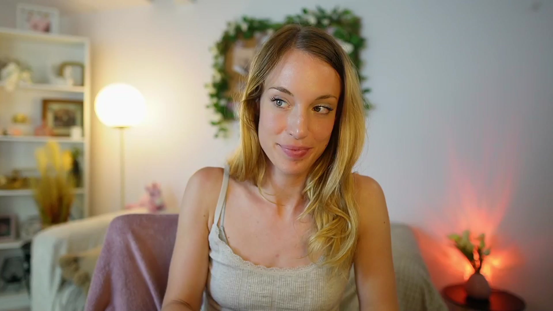 Gallery image thumbnail from April_Rose_'s myfreecams stream on, 06/12/2025, 12:04 image 10 of 20