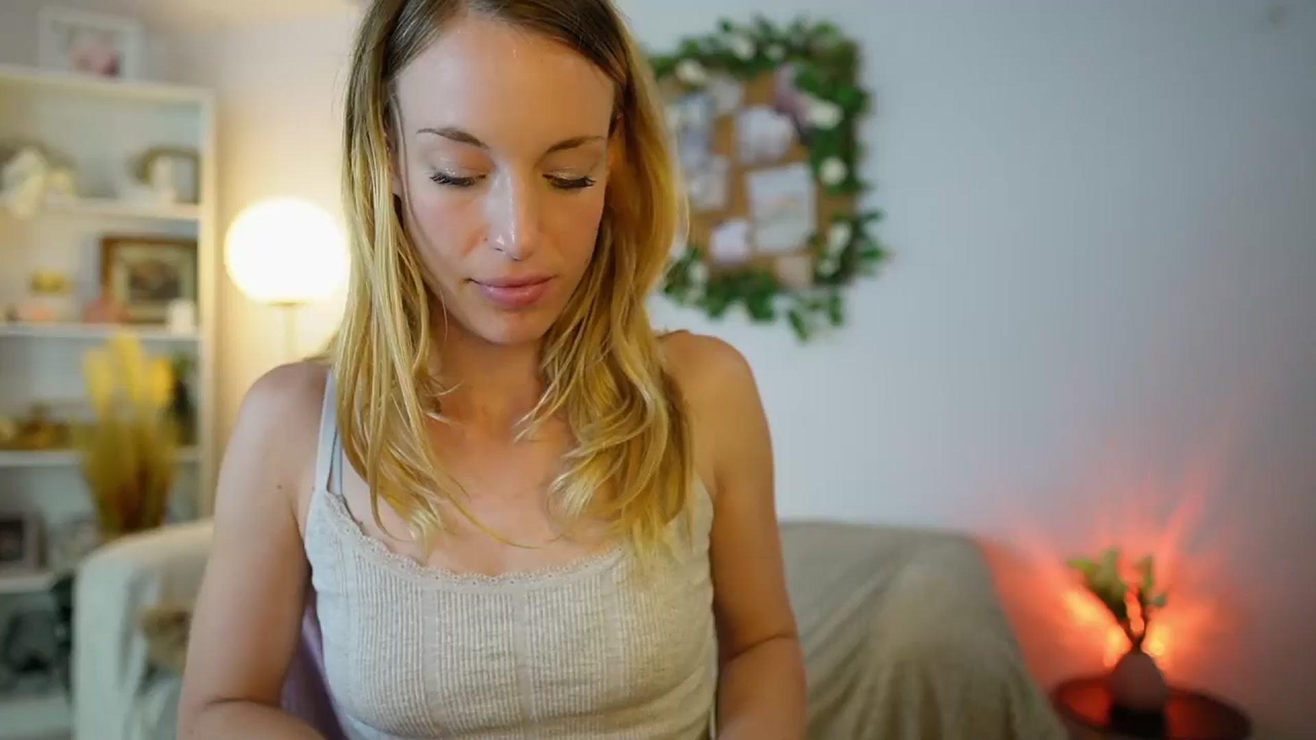 Gallery image thumbnail from April_Rose_'s myfreecams stream on, 06/12/2025, 12:04 image 15 of 20