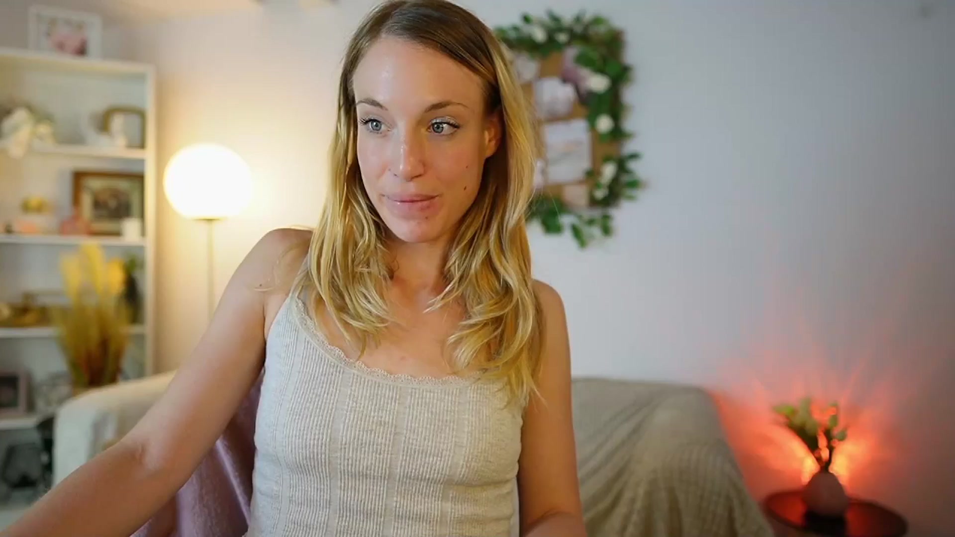 Gallery image thumbnail from April_Rose_'s myfreecams stream on, 06/12/2025, 12:04 image 17 of 20