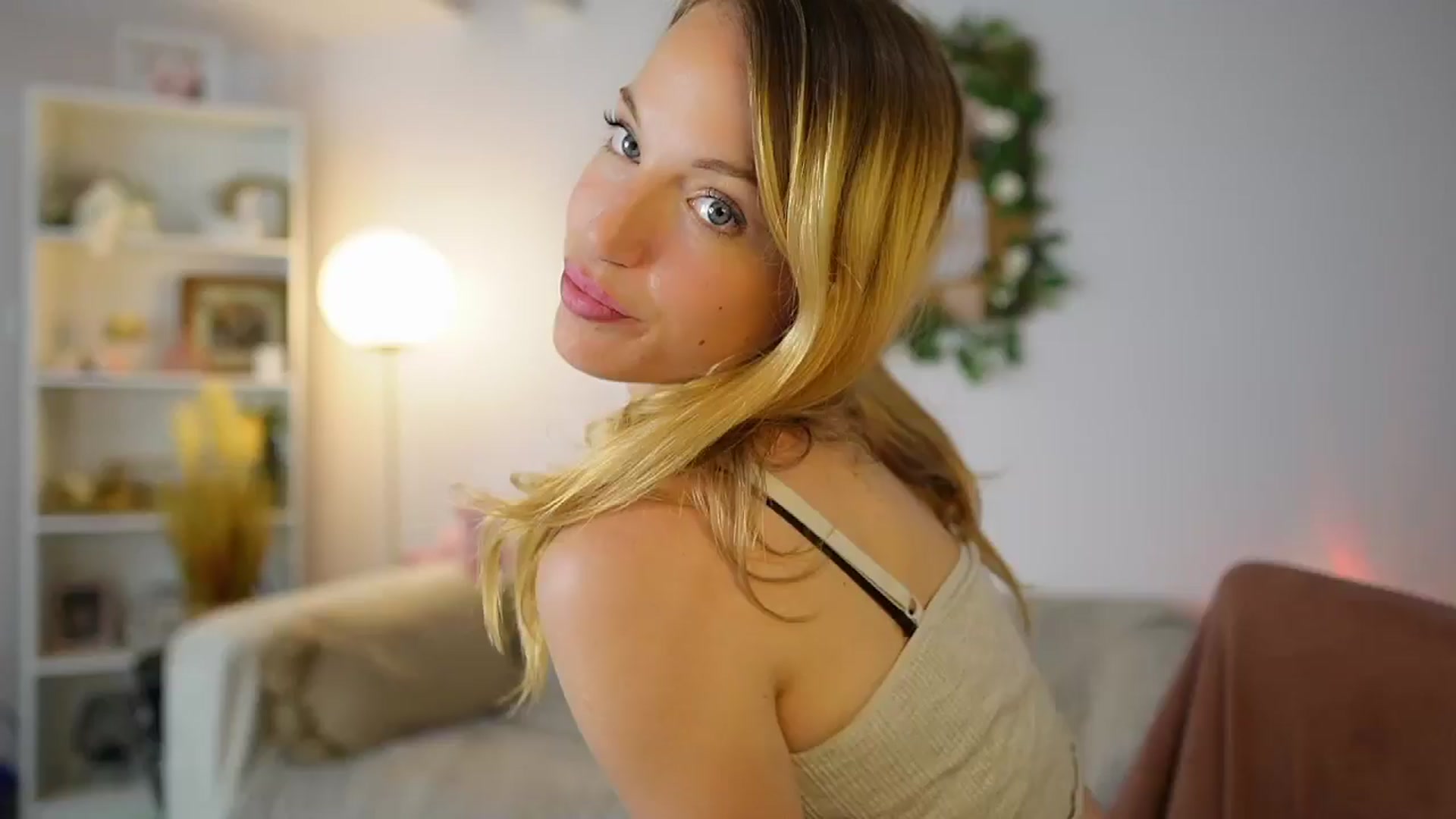 Gallery image thumbnail from April_Rose_'s myfreecams stream on, 06/17/2025, 10:00 image 15 of 20