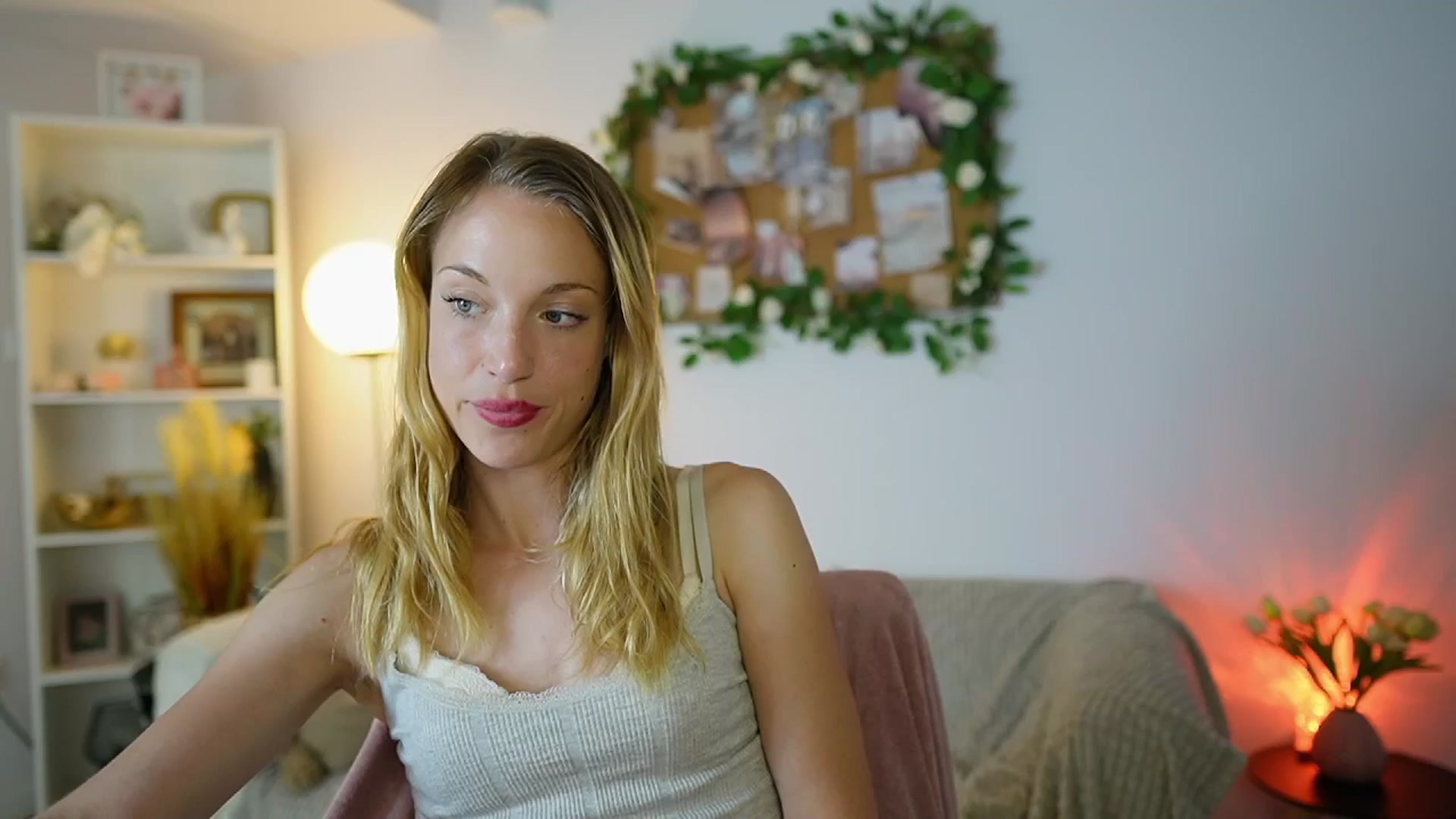 Gallery image thumbnail from April_Rose_'s myfreecams stream on, 06/26/2025, 10:36 image 14 of 20
