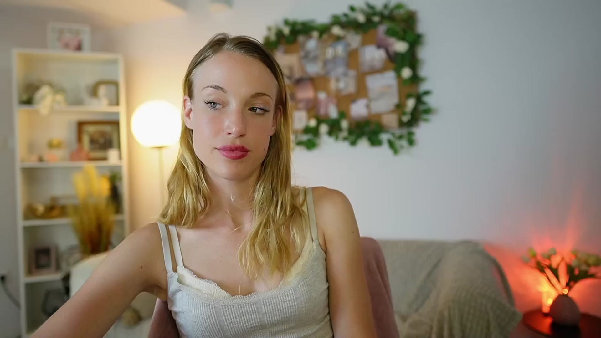 Gallery image thumbnail from April_Rose_'s myfreecams stream on, 06/26/2025, 10:36 image 7 of 20