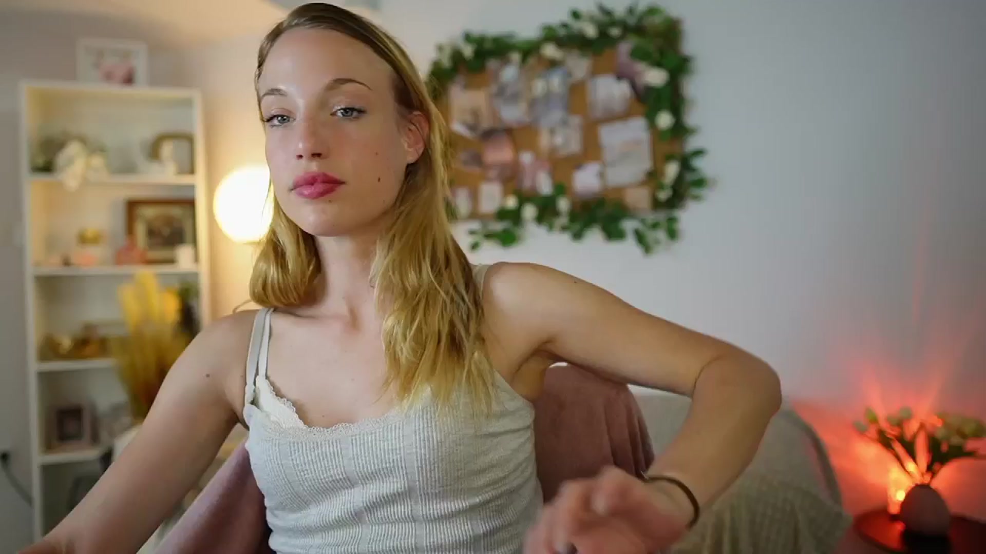 Gallery image thumbnail from April_Rose_'s myfreecams stream on, 06/26/2025, 10:36 image 5 of 20