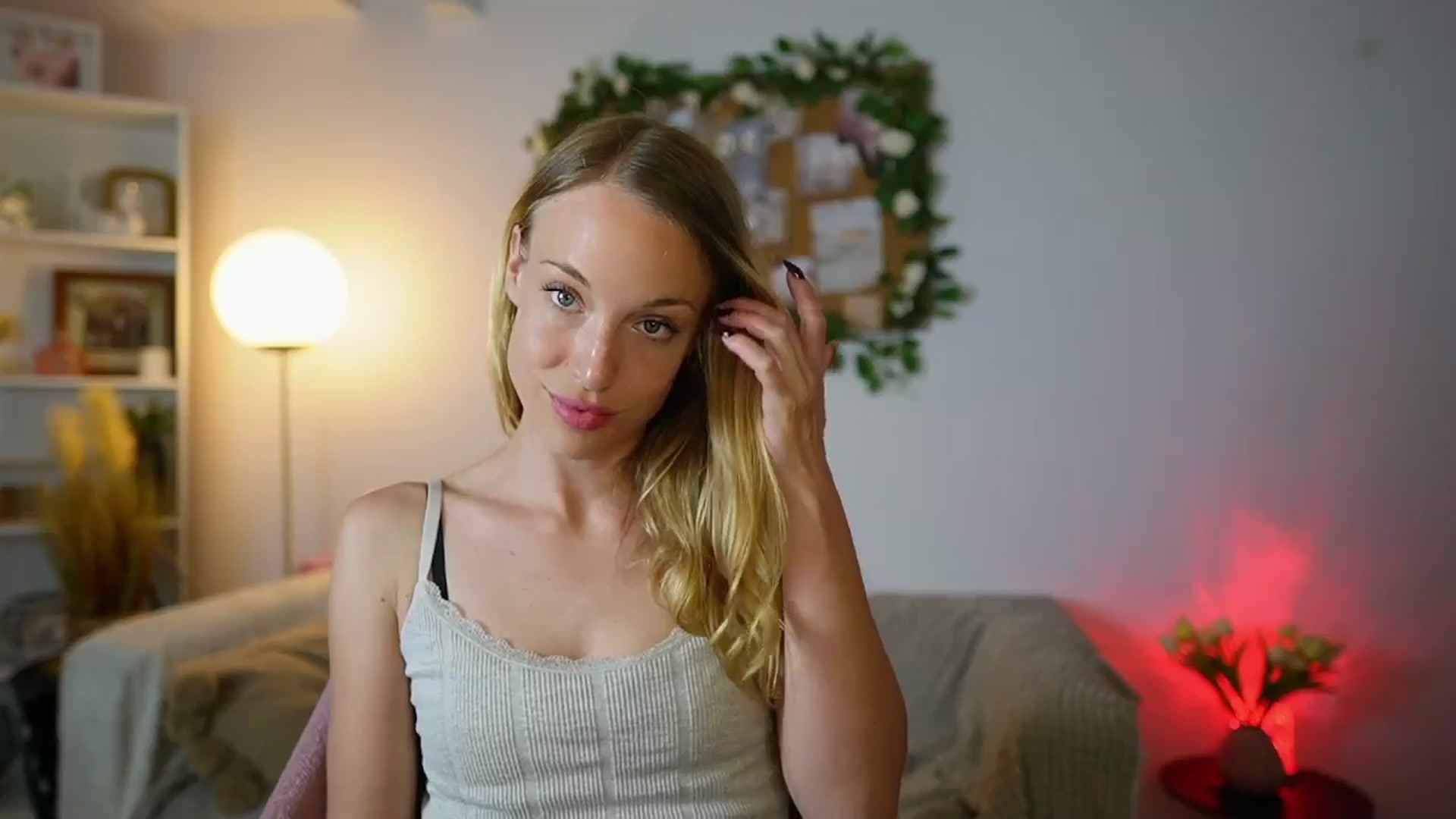 Gallery image thumbnail from April_Rose_'s myfreecams stream on, 07/05/2025, 10:03 image 9 of 20