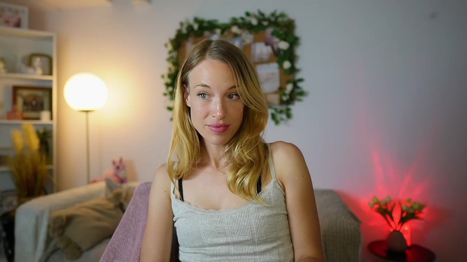 Gallery image thumbnail from April_Rose_'s myfreecams stream on, 07/05/2025, 10:03 image 14 of 20