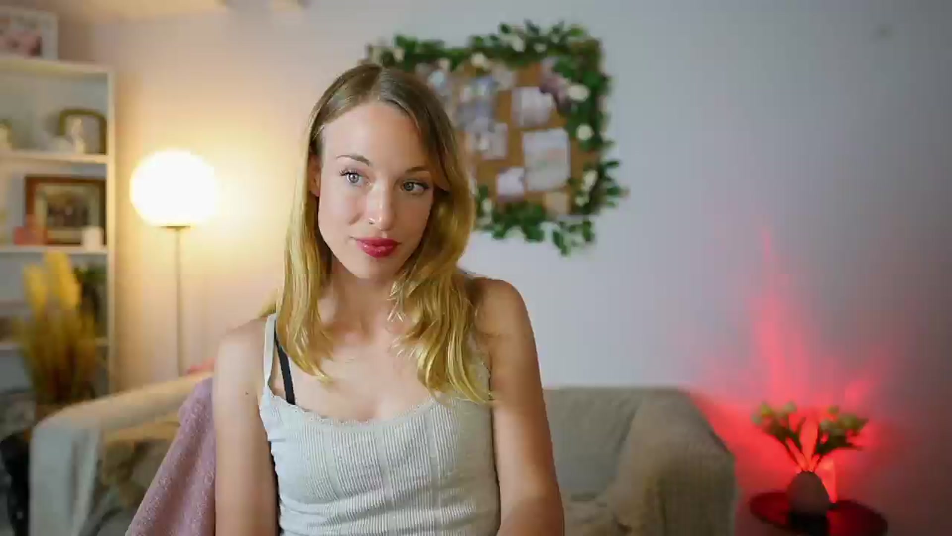 Gallery image thumbnail from April_Rose_'s myfreecams stream on, 07/05/2025, 11:12 image 3 of 20