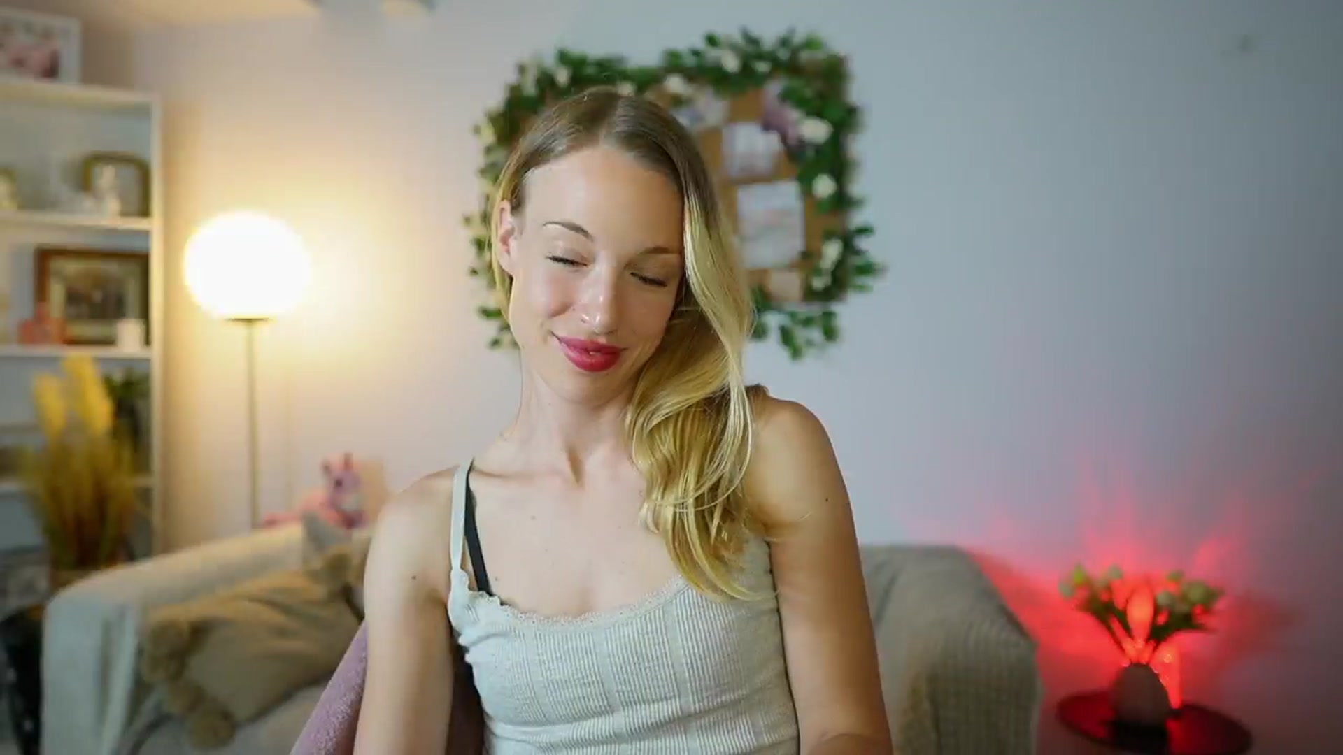 Gallery image thumbnail from April_Rose_'s myfreecams stream on, 07/05/2025, 11:12 image 17 of 20