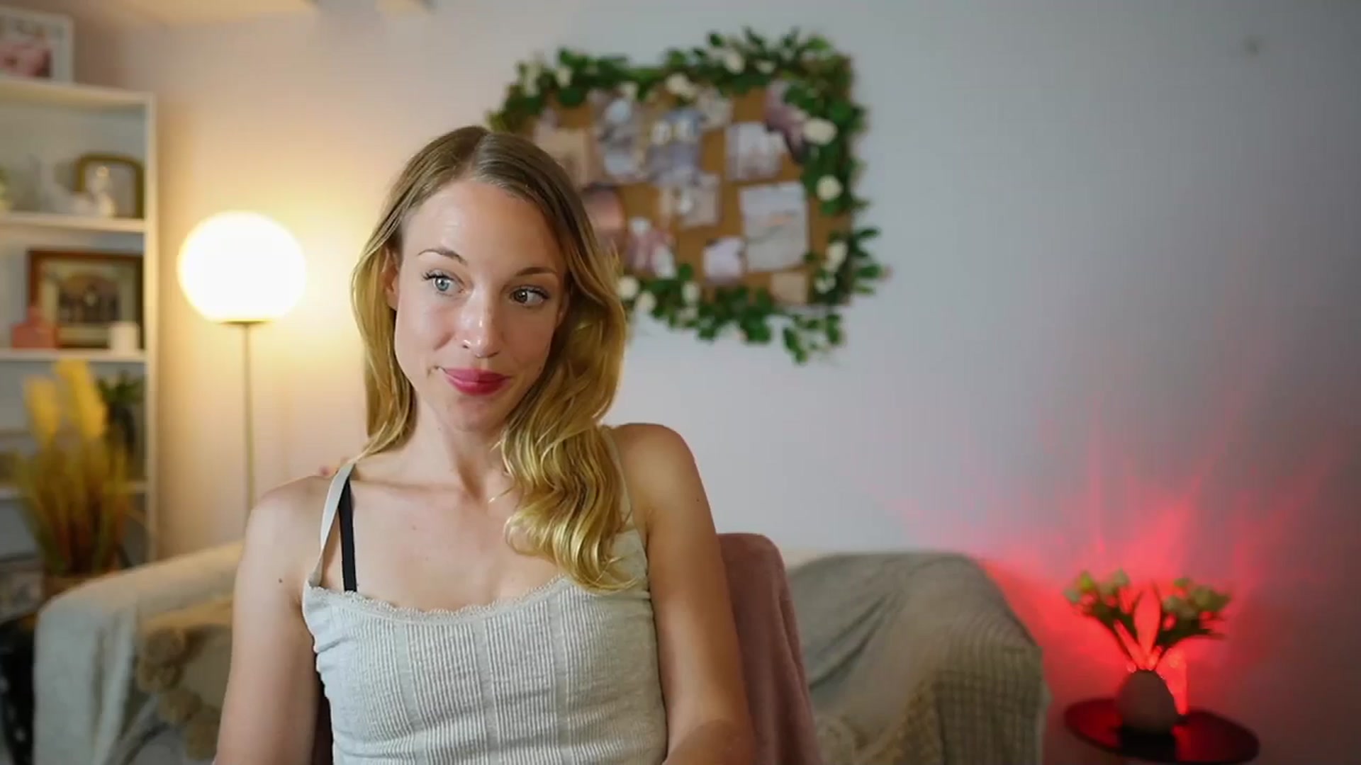 Gallery image thumbnail from April_Rose_'s myfreecams stream on, 07/05/2025, 13:05 image 13 of 20