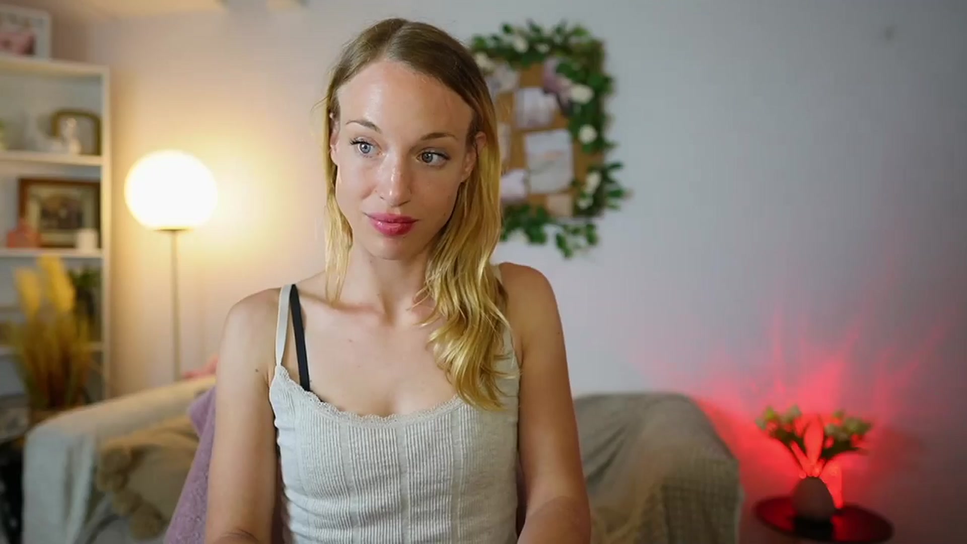 Gallery image thumbnail from April_Rose_'s myfreecams stream on, 07/05/2025, 13:05 image 18 of 20