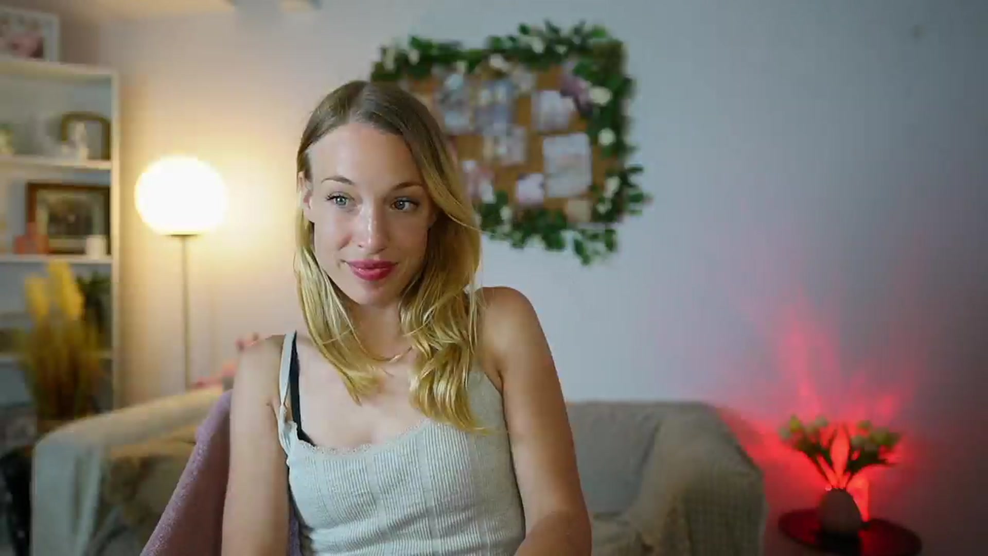 Gallery image thumbnail from April_Rose_'s myfreecams stream on, 07/05/2025, 13:05 image 8 of 20