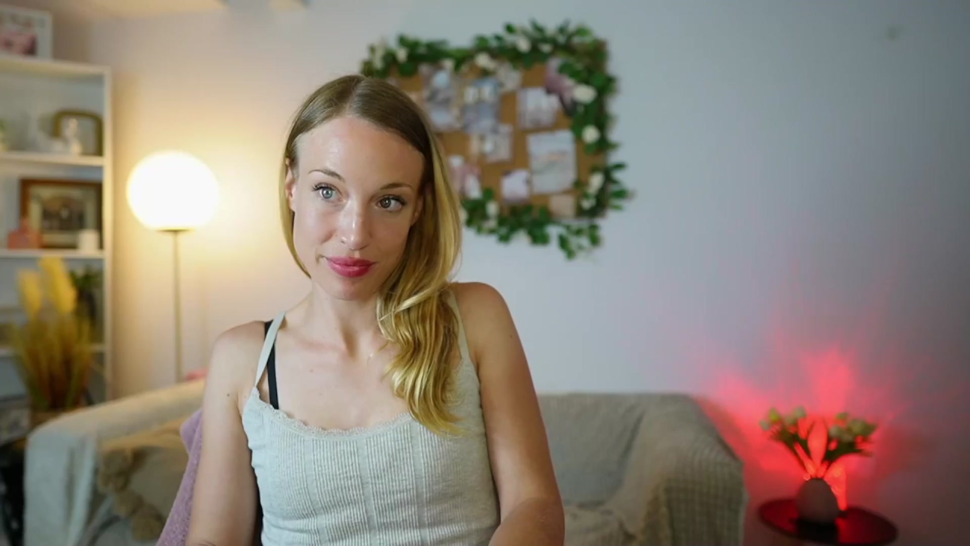 Gallery image thumbnail from April_Rose_'s myfreecams stream on, 07/05/2025, 13:05 image 12 of 20