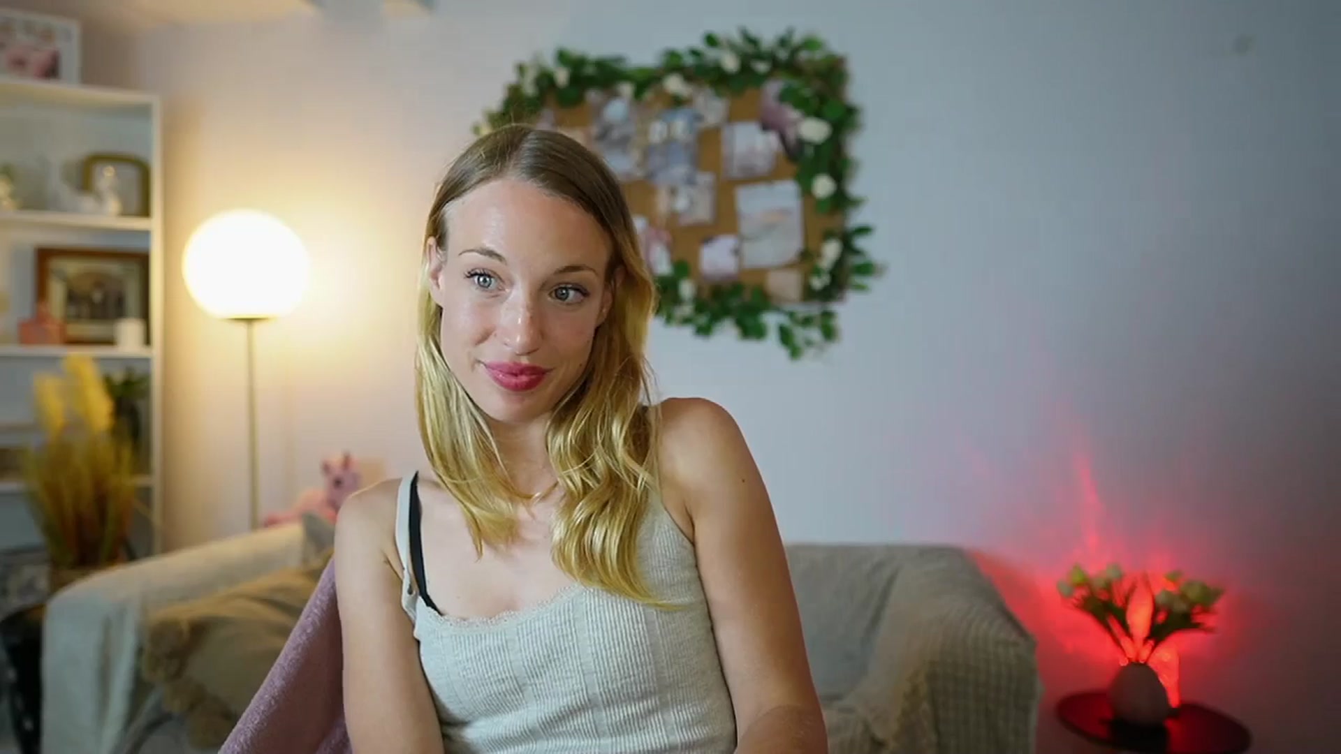 Gallery image thumbnail from April_Rose_'s myfreecams stream on, 07/05/2025, 13:05 image 9 of 20