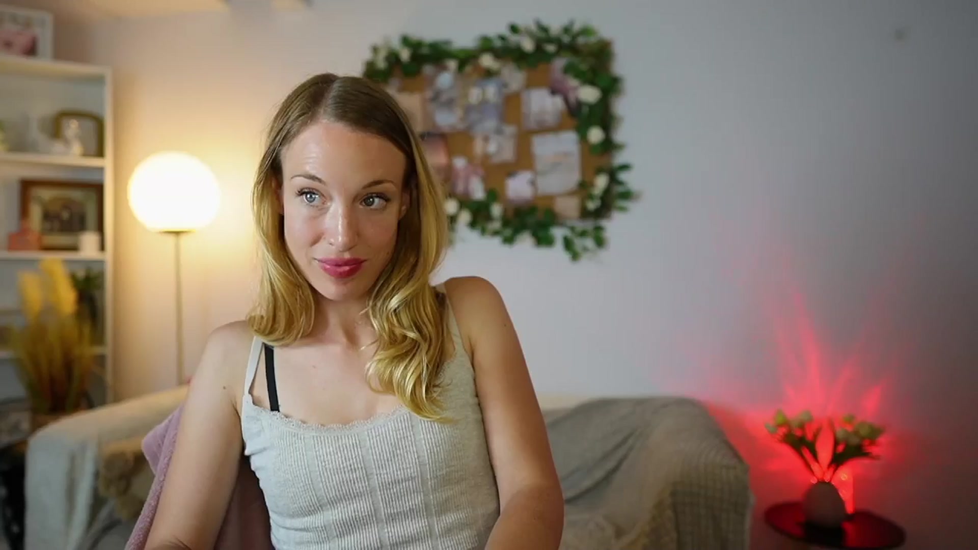 Gallery image thumbnail from April_Rose_'s myfreecams stream on, 07/05/2025, 13:05 image 15 of 20