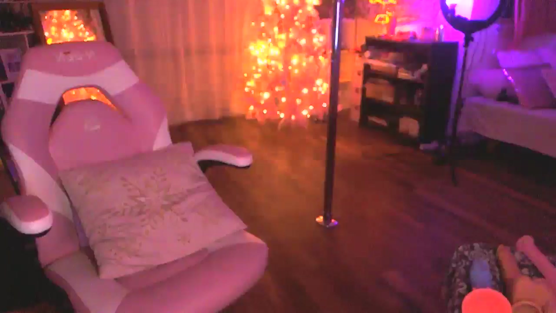 Gallery image thumbnail from Aprildancer's myfreecams stream on, 12/31/2024, 09:44 image 2 of 20