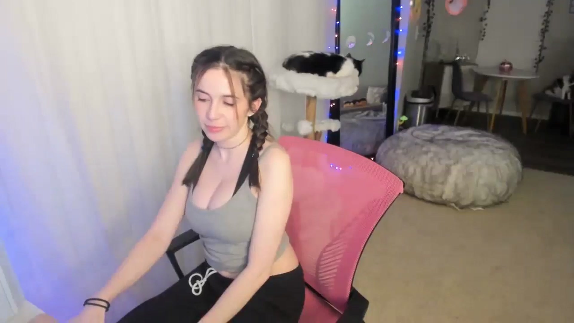 Gallery image thumbnail from Aprilxxo's myfreecams stream on, 11/14/2024, 06:54 image 16 of 20
