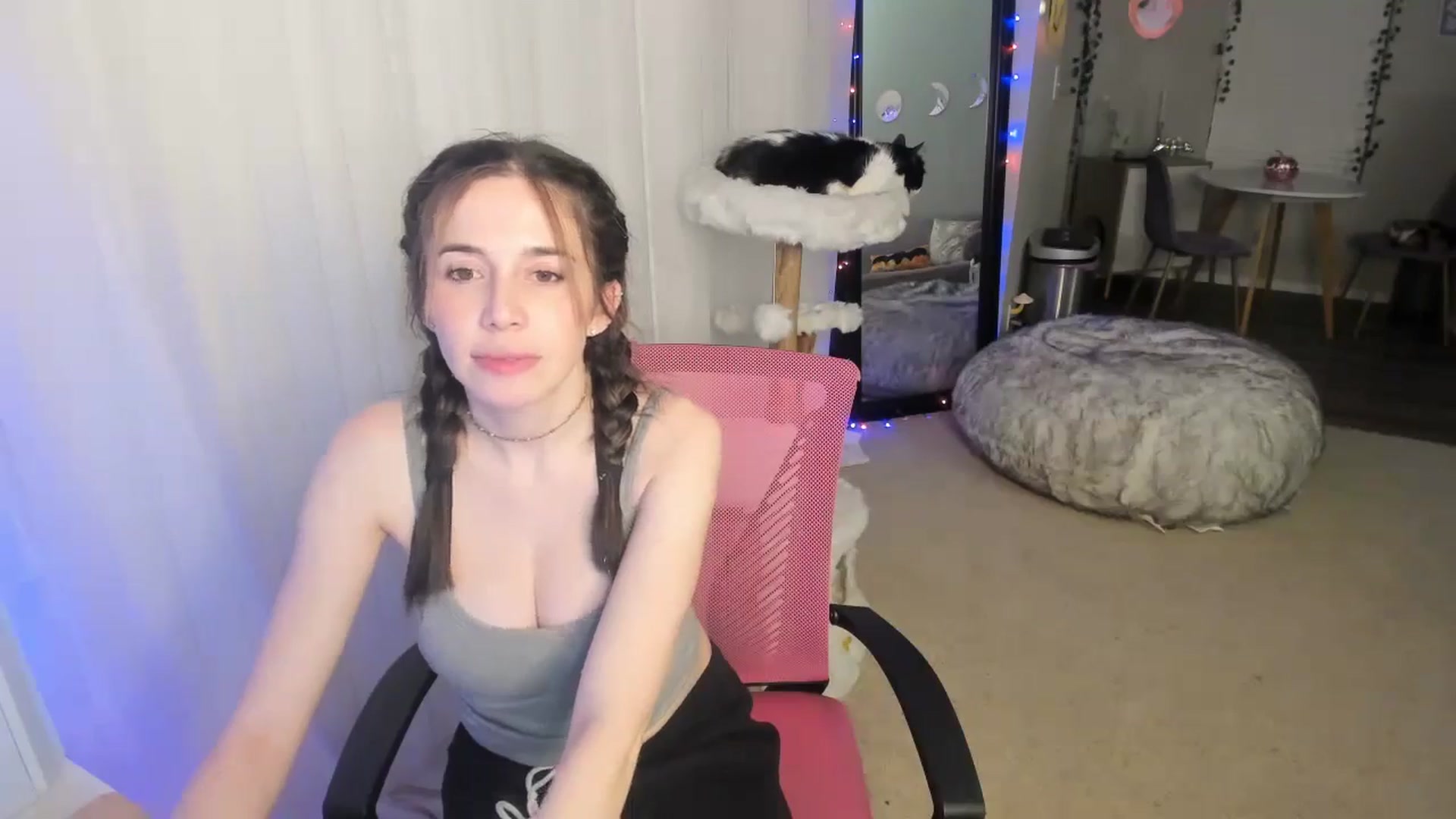 Gallery image thumbnail from Aprilxxo's myfreecams stream on, 11/14/2024, 06:54 image 18 of 20