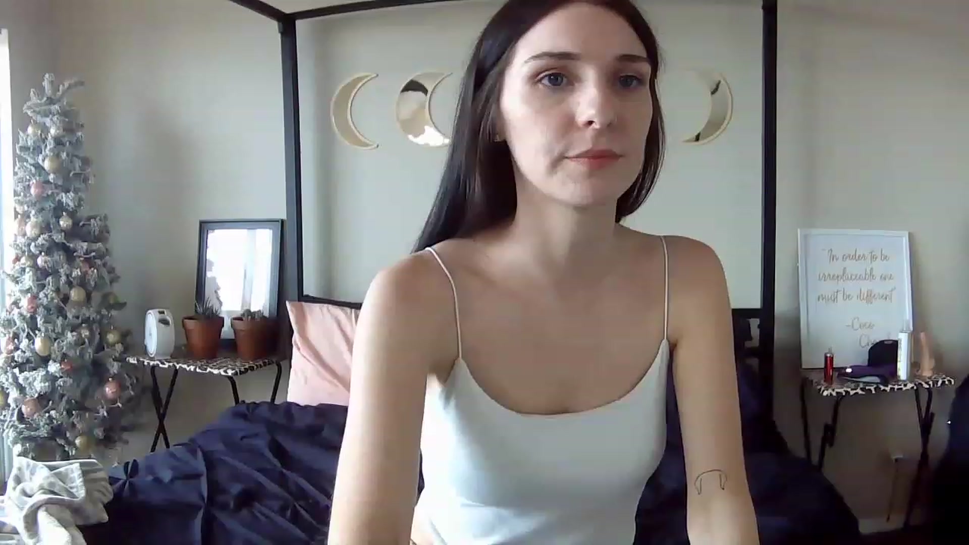 Gallery image thumbnail from AquariusBabe6's myfreecams stream on, 12/08/2022, 20:07 image 1 of 20