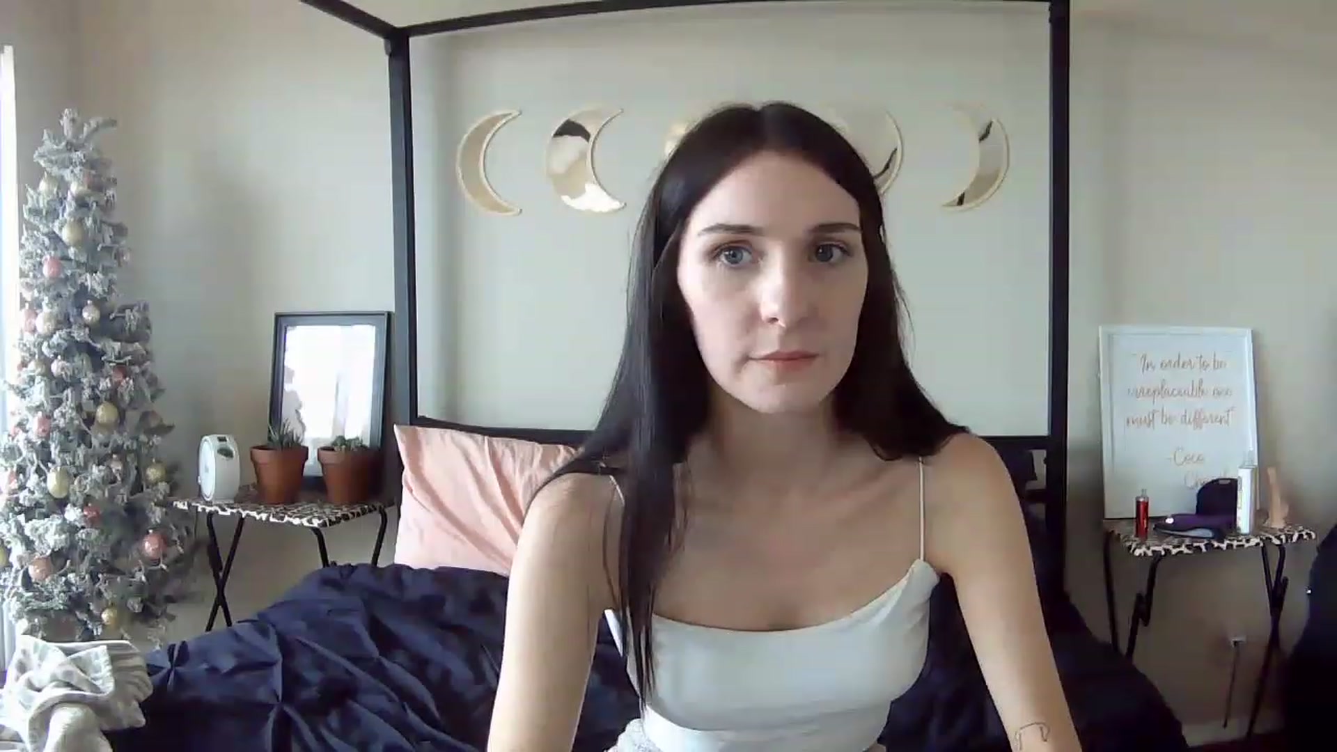 Gallery image thumbnail from AquariusBabe6's myfreecams stream on, 12/08/2022, 20:07 image 19 of 20
