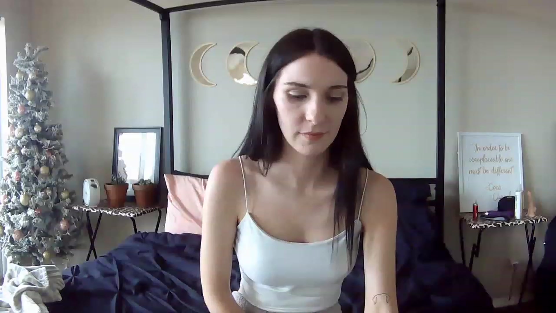 Gallery image thumbnail from AquariusBabe6's myfreecams stream on, 12/08/2022, 20:07 image 3 of 20