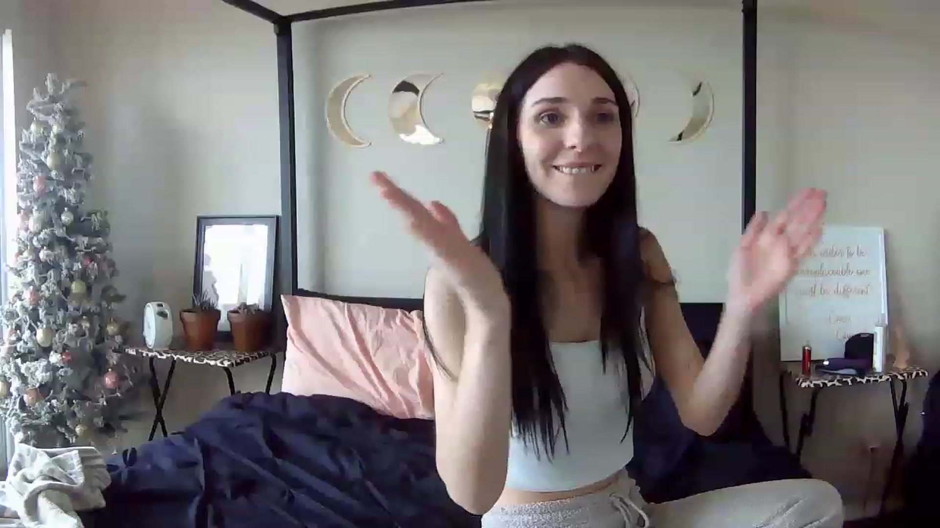Gallery image thumbnail from AquariusBabe6's myfreecams stream on, 12/08/2022, 20:07 image 11 of 20